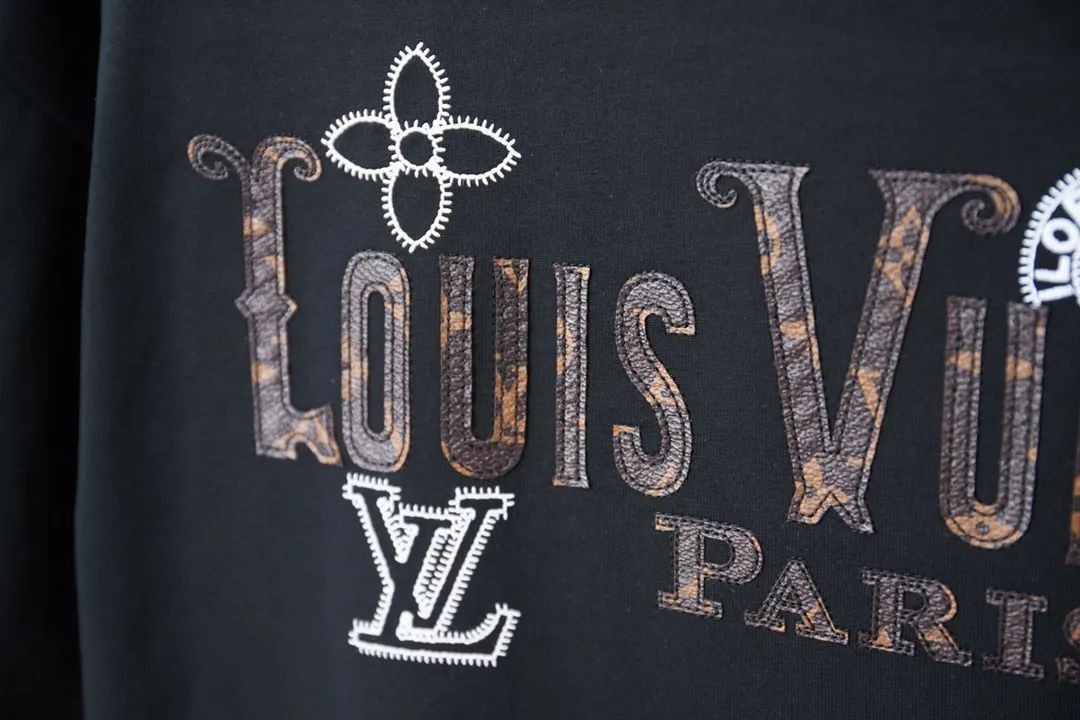 🅿️190 1V 25SS early spring new style Leather embroidered LV letter short sleeves Light luxury A must-have item for daily commuting for men and women Correct version Welcome to compare Detailed features · 320g 100% pure cotton double yarn jersey fabric · Special thickening in the same vat 32 pieces double-strand 1X1 thread . Leather-cut LV letter splicing embroidery · Imported Tajima machine embroidery with various craft letters · Double-needle sewing and cross-seam technology · Original main mark, washed tag, brand moisture-proof paper packaging Color: black/white Size: S/M/L/XL